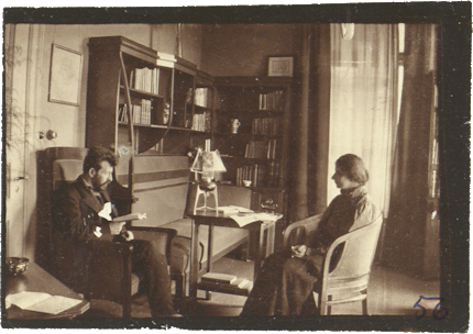 Richard and Ida Dehmel in their living room at Parkstrasse 22 (c. 1905), SUB Hamburg, DA Varia 19 135.