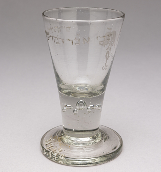 Pointed glass goblet with dedication inscription, collection Society for Jewish Folklore, MARKK 29.1:174, photo: Paul Schimweg, MARKK.