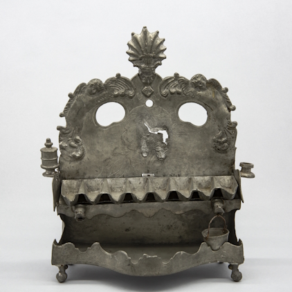 Hanukkah candelabra, collection Society for Jewish Folklore, MARKK 29.1:87, photo: Paul Schimweg, MARKK.