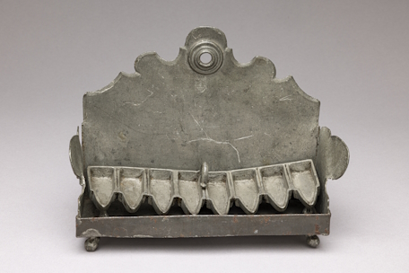 Hanukkah candelabra, collection Society for Jewish Folklore, MARKK 29.1:88, photo: Paul Schimweg, MARKK.