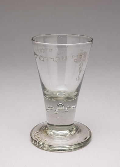 Pointed glass goblet with inscription, collection Society for Jewish Folklore, MARKK 29.1:174, photo: Paul Schimweg, MARKK.