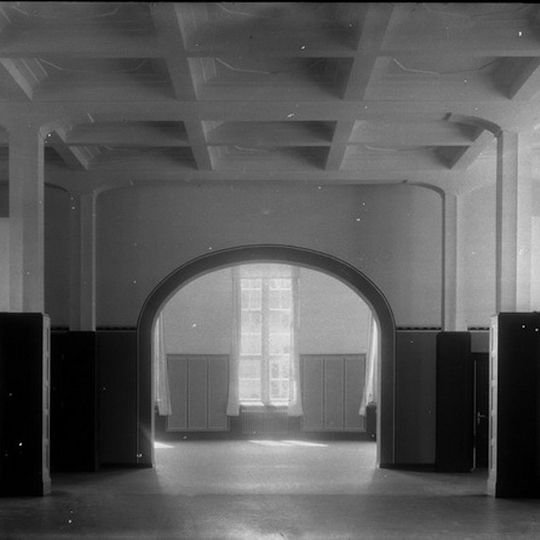 View of an empty exhibition room in the Museum of Folklore/Ethnology, probably 1912. MARKK: photographic collection.